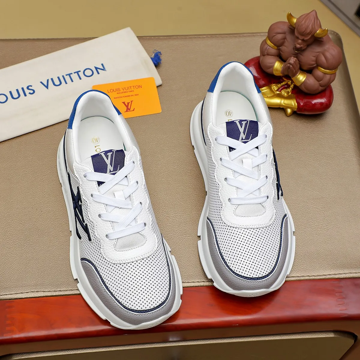 Ex-factory price: 440¥🌹🌹[LV Louis Vuitton] new low-top casual men's shoes. A must-have for fashionable men, new products are released in Hong Kong counters [strong], big-name style, European and American masters strongly create unique styles, comfortable on the feet, super soft outsole, super wear-resistant. Gives people a strong visual impact. Material: imported first-layer cowhide leather upper ➕rubber non-slip outsole, rubber graphics matching, 38 to 44